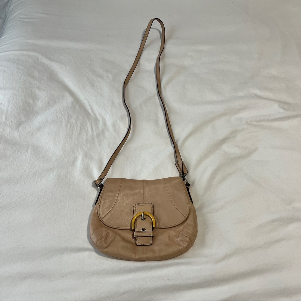 🚨 Last day Fri 🧳 Coach Pink Tan Crossbody Bag with Gold Clasp